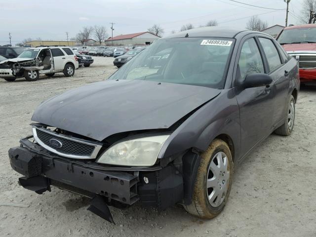 1FAFP34N07W105924 - 2007 FORD FOCUS ZX4 GRAY photo 2