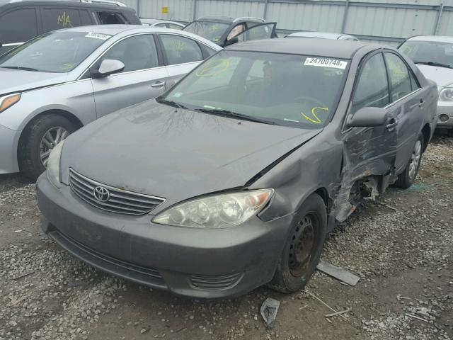 4T1BE32K45U605337 - 2005 TOYOTA CAMRY LE GRAY photo 2