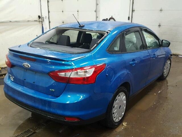 1FAHP3F29CL283158 - 2012 FORD FOCUS BLUE photo 4