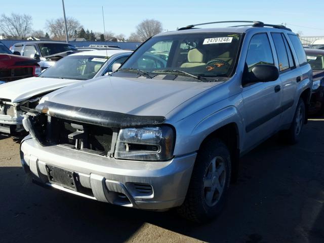 1GNDT13S652226137 - 2005 CHEVROLET TRAILBLAZE SILVER photo 2