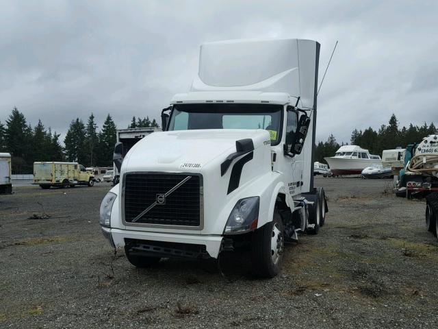 4V4NC9EH2EN173632 - 2014 VOLVO VN VNL WHITE photo 2