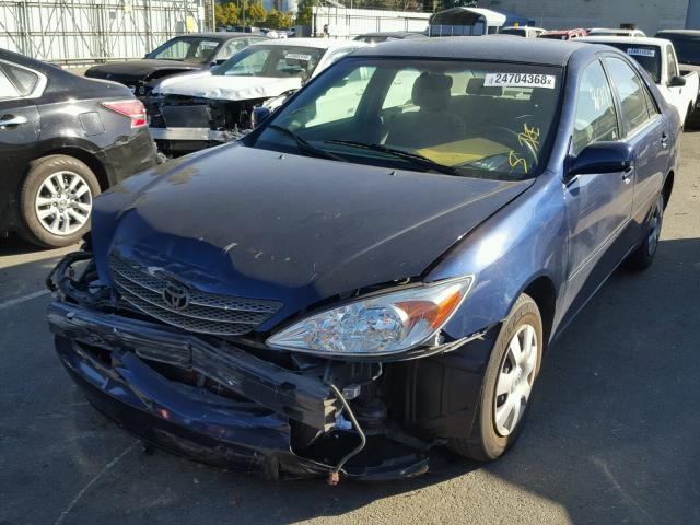 JTDBE32K320115365 - 2002 TOYOTA CAMRY LE BLUE photo 2