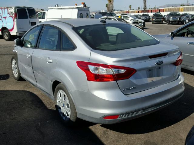 1FAHP3F20CL392060 - 2012 FORD FOCUS SE SILVER photo 3