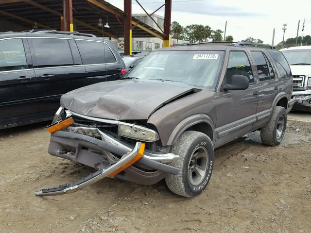 1GNDT13W8W2140624 - 1998 CHEVROLET BLAZER BROWN photo 2