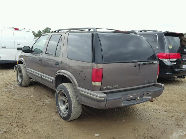 1GNDT13W8W2140624 - 1998 CHEVROLET BLAZER BROWN photo 3