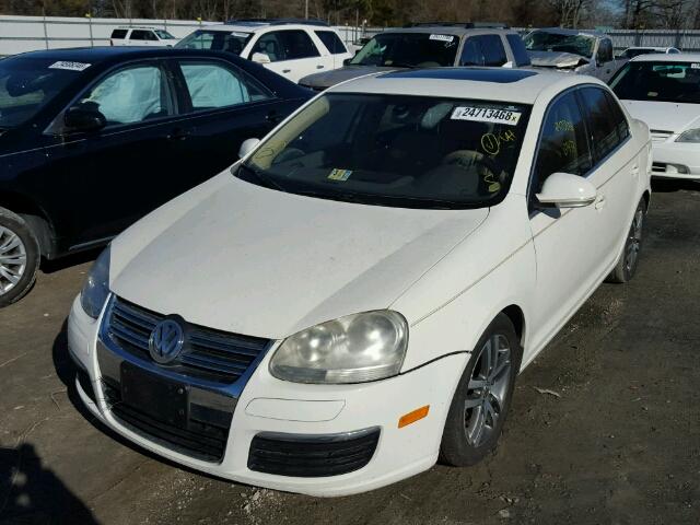 3VWSF71K15M636380 - 2005 VOLKSWAGEN NEW JETTA WHITE photo 2