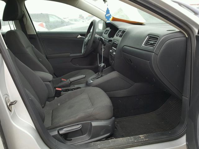 3VW2K7AJ4CM319676 - 2012 VOLKSWAGEN JETTA BASE SILVER photo 5