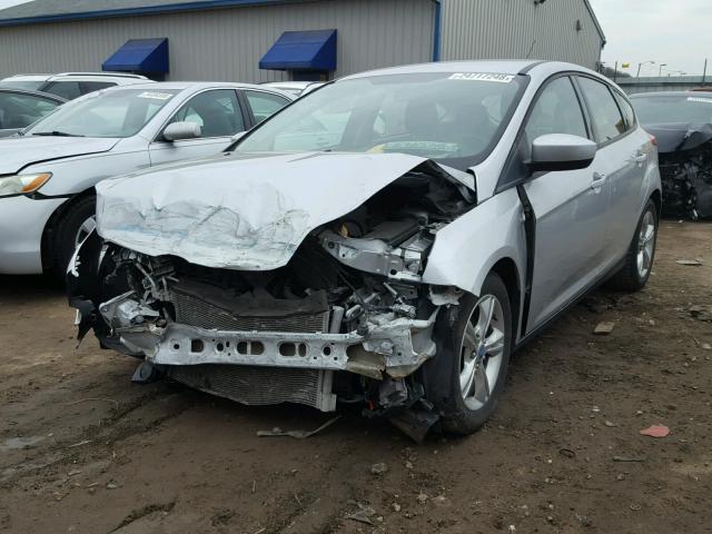 1FAHP3K23CL195048 - 2012 FORD FOCUS SE SILVER photo 2