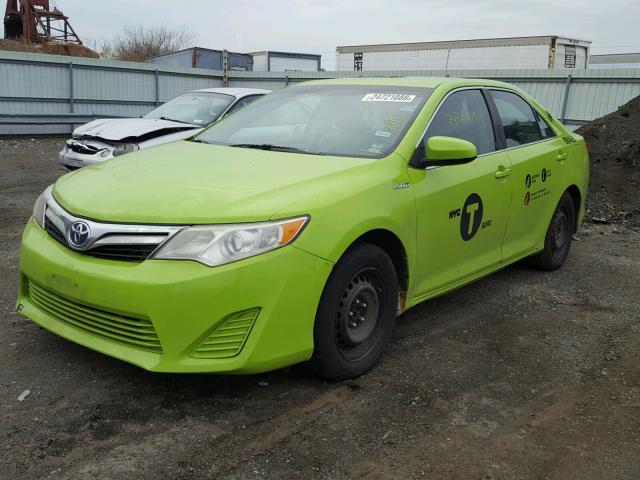 4T1BD1FK2CU045946 - 2012 TOYOTA CAMRY HYBR GREEN photo 2