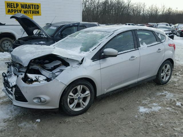 1FAHP3K25CL289514 - 2012 FORD FOCUS SE SILVER photo 2