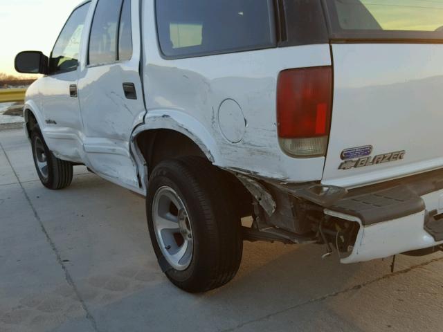 1GNCS13W82K158596 - 2002 CHEVROLET BLAZER WHITE photo 10