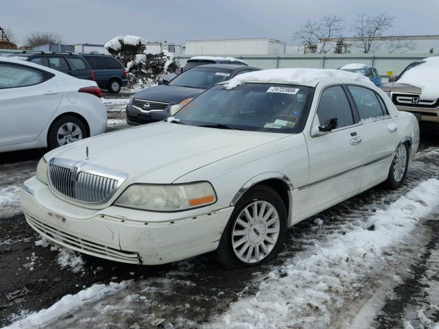 1LNHM81W03Y672277 - 2003 LINCOLN TOWN CAR E WHITE photo 2