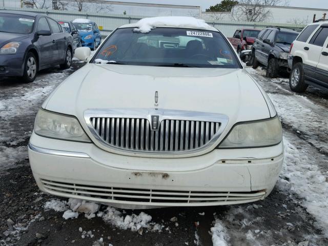 1LNHM81W03Y672277 - 2003 LINCOLN TOWN CAR E WHITE photo 9