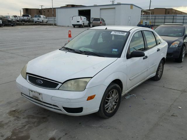 1FAFP34N67W123232 - 2007 FORD FOCUS ZX4 WHITE photo 2