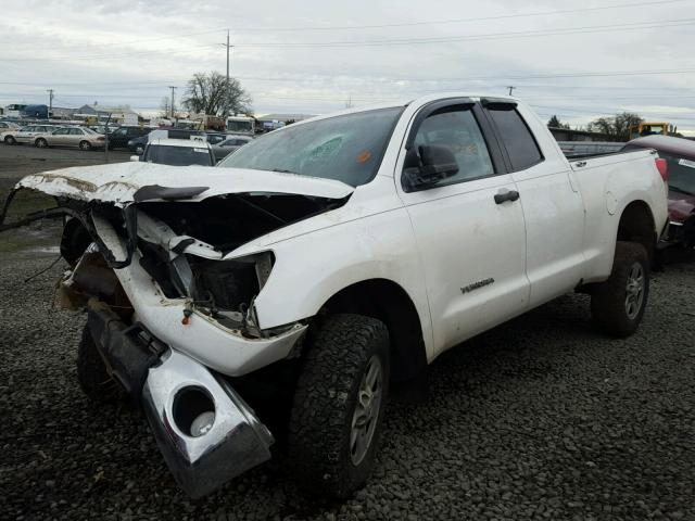 5TFUM5F1XDX047746 - 2013 TOYOTA TUNDRA DOU WHITE photo 2