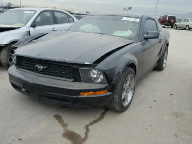 1ZVFT80N355198303 - 2005 FORD MUSTANG BLACK photo 2