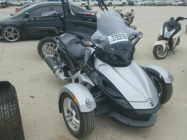 2BXJAXC13AV000104 - 2010 CAN-AM SPYDER ROA SILVER photo 1