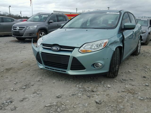 1FAHP3F28CL456541 - 2012 FORD FOCUS SE BLUE photo 2