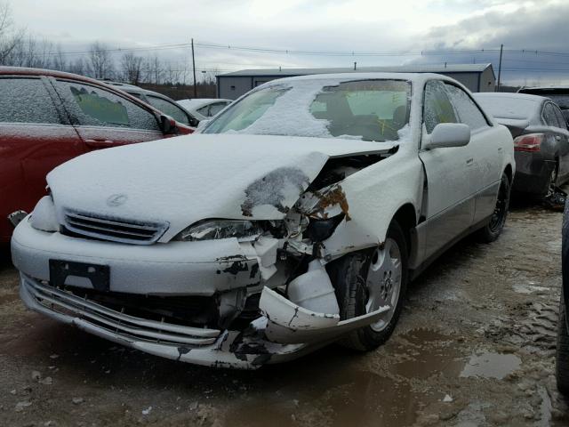 JT8BF28G810312698 - 2001 LEXUS ES 300 WHITE photo 2