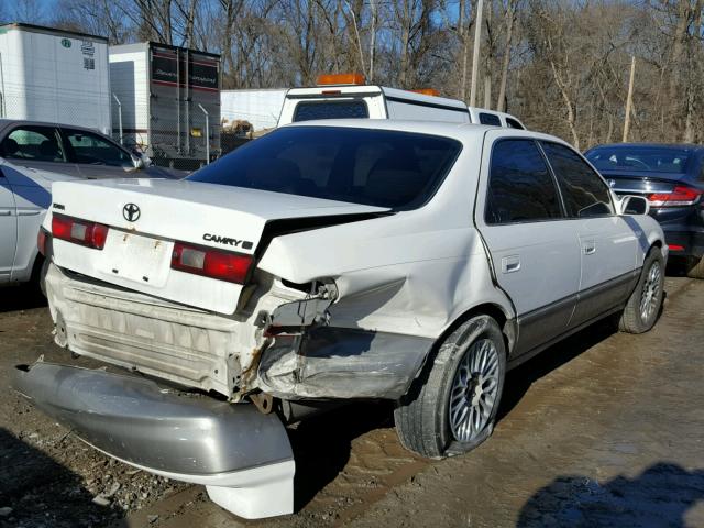 JT2BG22K4W0205448 - 1998 TOYOTA CAMRY CE WHITE photo 4