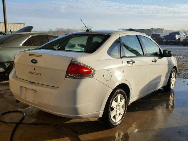 1FAHP34N48W259160 - 2008 FORD FOCUS S/SE WHITE photo 4