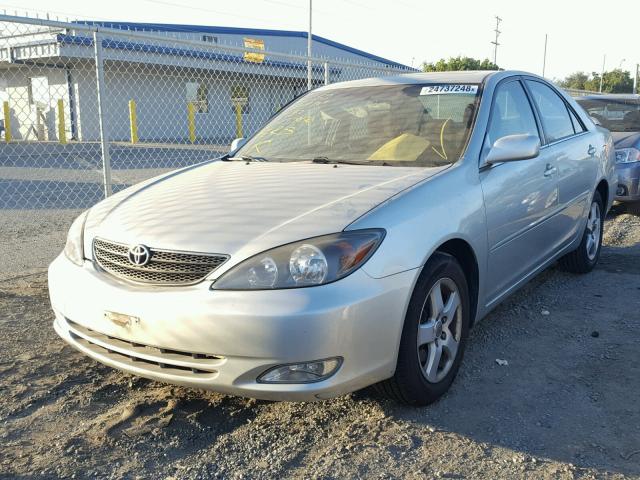 JTDBA32K340004376 - 2004 TOYOTA CAMRY SE SILVER photo 2