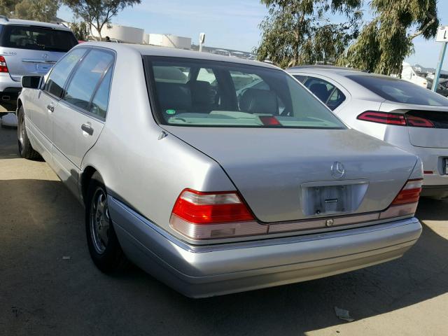 WDBGA33G0XA413531 - 1999 MERCEDES-BENZ S 320 SILVER photo 3