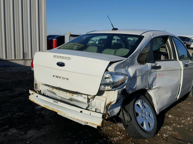 1FAHP3EN0BW165623 - 2011 FORD FOCUS S WHITE photo 9