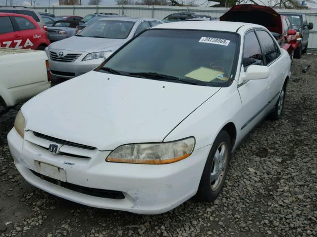 1HGCG564XWA137760 - 1998 HONDA ACCORD LX WHITE photo 2