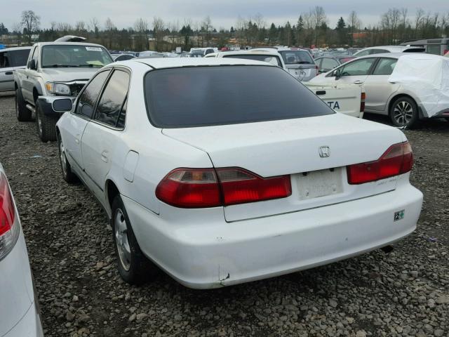 1HGCG564XWA137760 - 1998 HONDA ACCORD LX WHITE photo 3