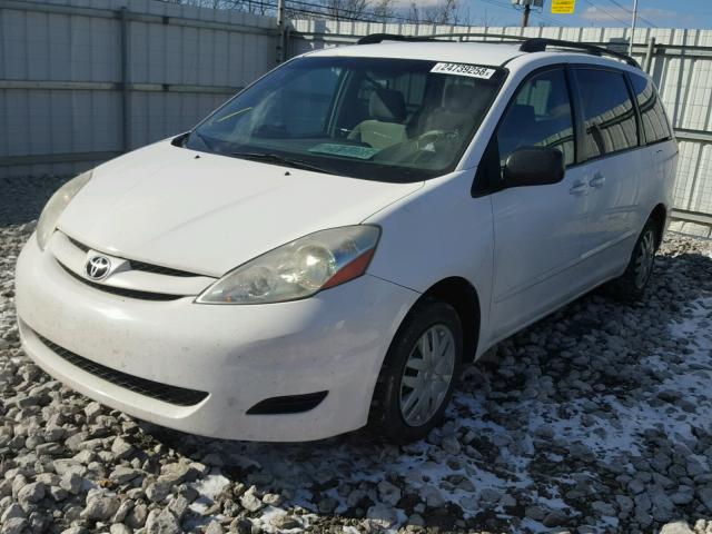 5TDZK23CX7S006687 - 2007 TOYOTA SIENNA CE WHITE photo 2