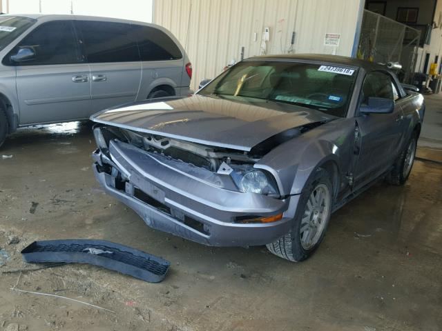 1ZVFT84N865226138 - 2006 FORD MUSTANG GRAY photo 2