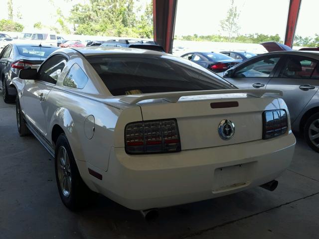 1ZVFT80N465167918 - 2006 FORD MUSTANG WHITE photo 3