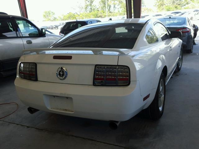 1ZVFT80N465167918 - 2006 FORD MUSTANG WHITE photo 4