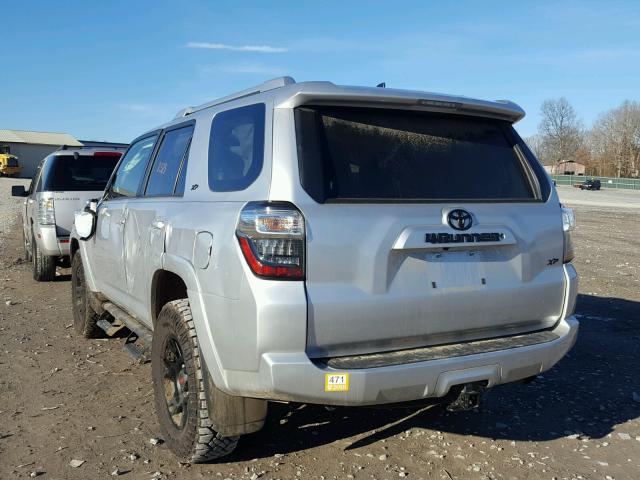 JTEBU5JR9H5467063 - 2017 TOYOTA 4RUNNER SR SILVER photo 3