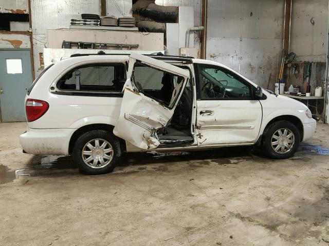 2C4GP54L55R423472 - 2005 CHRYSLER TOWN & COU WHITE photo 9