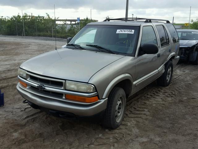 1GNDT13W82K146112 - 2002 CHEVROLET BLAZER TAN photo 2