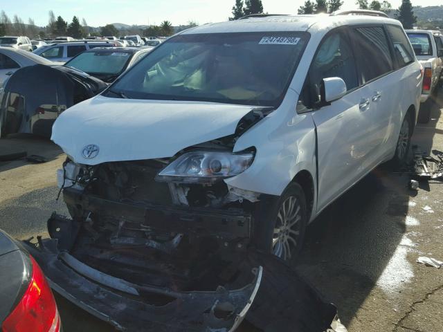 5TDYK3DC7FS587290 - 2015 TOYOTA SIENNA XLE WHITE photo 2