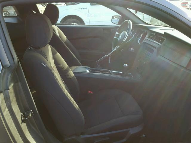 1ZVBP8AM9E5258271 - 2014 FORD MUSTANG GRAY photo 5