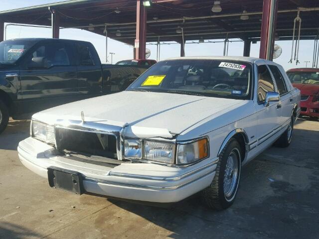 1LNLM83W0PY773610 - 1993 LINCOLN TOWN CAR C WHITE photo 2