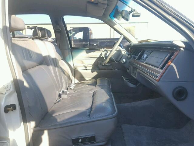 1LNLM83W0PY773610 - 1993 LINCOLN TOWN CAR C WHITE photo 5