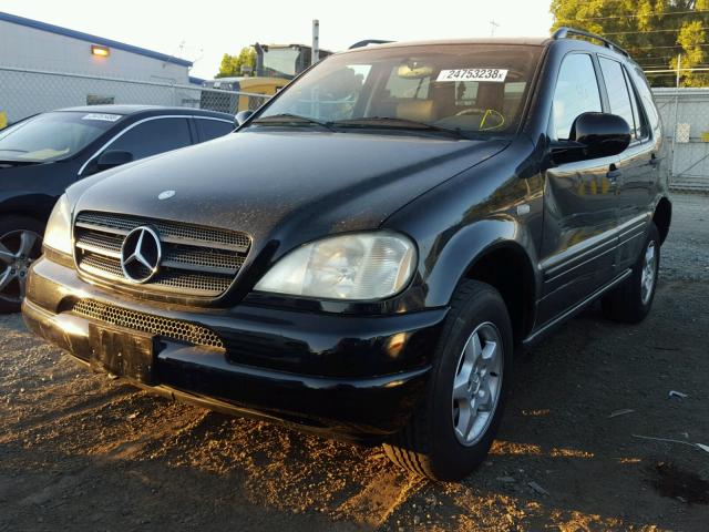 4JGAB54EXWA030073 - 1998 MERCEDES-BENZ ML 320 BLACK photo 2