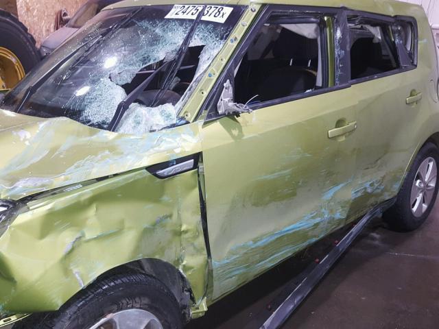 KNDJN2A29F7764687 - 2015 KIA SOUL GREEN photo 9