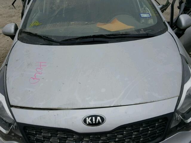 KNADM4A31F6425364 - 2015 KIA RIO LX Արծաթագույն լուսանկար 7