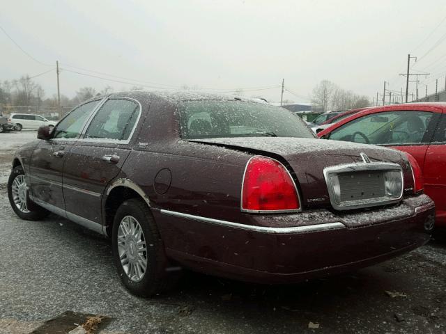 2LNHM82W28X639092 - 2008 LINCOLN TOWN CAR S MAROON photo 3