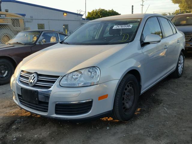 3VWJZ7AJ9AM066455 - 2010 VOLKSWAGEN JETTA S SILVER photo 2