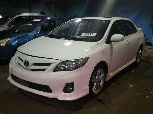 2T1BU4EE5DC076270 - 2013 TOYOTA COROLLA BA WHITE photo 2