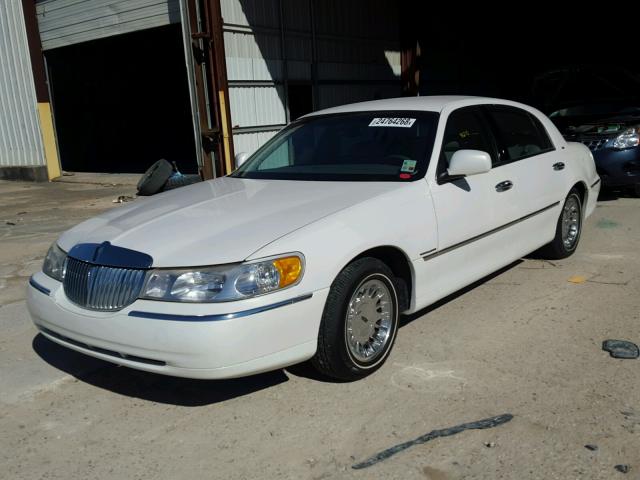 1LNFM83W1WY697407 - 1998 LINCOLN TOWN CAR C WHITE photo 2