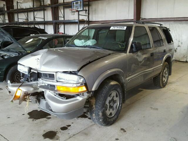 1GNDT13W82K128693 - 2002 CHEVROLET BLAZER SILVER photo 2