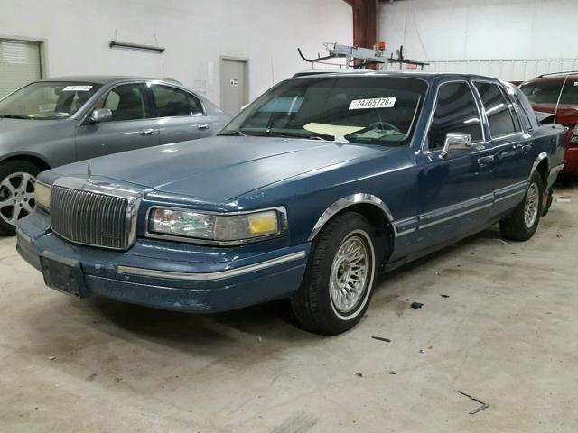 1LNLM82W2PY758625 - 1993 LINCOLN TOWN CAR S BLUE photo 2